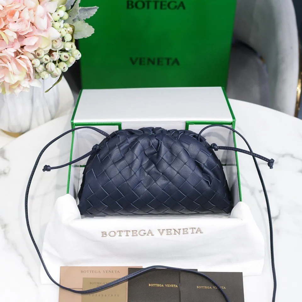 Batch 1260 Real shots👇Large plaid weaving The pouch cloud bag is the first series designed by former Celine designer Daniel Lee after joining BV. The upper body is extremely ecstatic ~ fashionable and classy ~ elegant and concise, lazy and intellectual size: 23*13*8 [Little Cloud Rough Weave#]